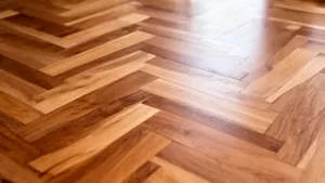Ile kosztuje położenie paneli w jodełkę